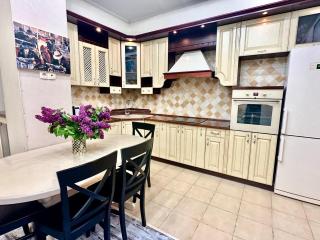 Corona Hotel & Apartments - Odessa - 3