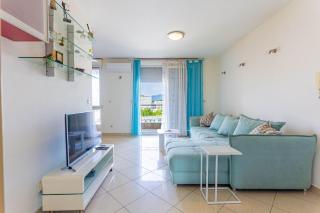 Spacious Terrace Apartment with Private Parking - 0