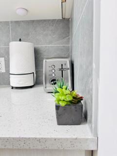 Beautiful 1 bedroom suite close to YYC airport - Calgary - 8