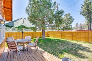 Less Than 1 Mi to Lake Almanor Home with Furnished Decks! - Chester - 0
