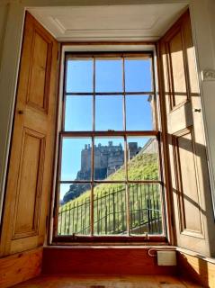 Cosy Flat in front of Castle - 8