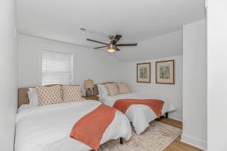 Beachside 5BR 5BTH Bungalow, 1 Block from Ocean - Myrtle Beach - 8
