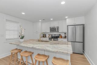 Beachside 5BR 5BTH Bungalow, 1 Block from Ocean - Myrtle Beach - 4
