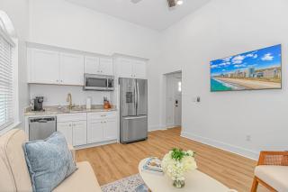 Beachside 5BR 5BTH Bungalow, 1 Block from Ocean - Myrtle Beach - 2