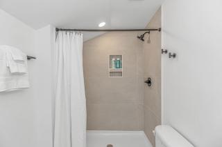 Beachside 5BR 5BTH Bungalow, 1 Block from Ocean - Myrtle Beach - 1