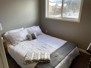 541 Fernie B.C. SKI BIKE FISH Cozy Condo w Queen and Kitchen - Fernie - 0