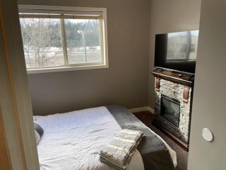 541 Fernie B.C. SKI BIKE FISH Cozy Condo w Queen and Kitchen - 9