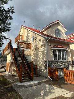 541 Fernie B.C. SKI BIKE FISH Cozy Condo w Queen and Kitchen - Fernie - 8