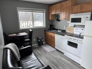 541 Fernie B.C. SKI BIKE FISH Cozy Condo w Queen and Kitchen - 3
