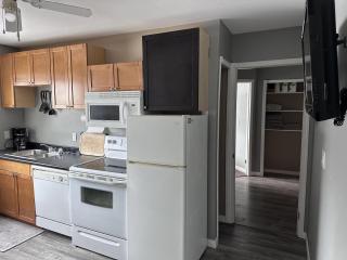 541 Fernie B.C. SKI BIKE FISH Cozy Condo w Queen and Kitchen - 2