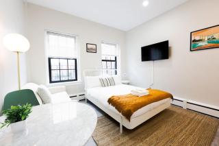 Modern Bright Back Bay Studio - 3