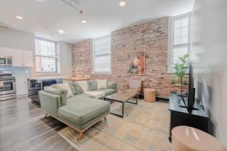 Lavishly Designed Home With Office Close to T - Boston - 0