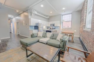 Lavishly Designed Home With Office Close to T - Boston - 6