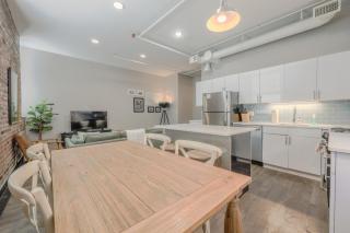 Lavishly Designed Home With Office Close to T - Boston - 4