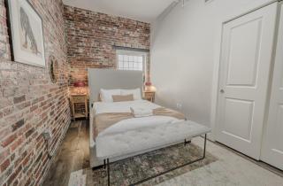 Lavishly Designed Home With Office Close to T - Boston - 3