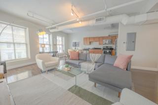 Bright and Bold 2 Bedroom unit Minutes from the T - 9