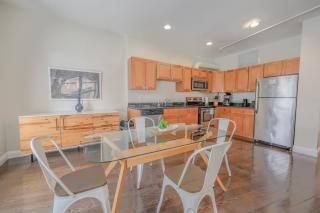 Bright and Bold 2 Bedroom unit Minutes from the T - Boston - 7