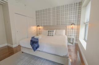 Bright and Bold 2 Bedroom unit Minutes from the T - Boston - 3