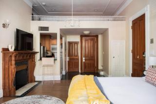 Bright Back Bay Studio - 6