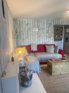 Isle Escape Retreat- Sleeps 4 Garden & Games Room - Cowes - 4
