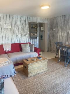 Isle Escape Retreat- Sleeps 4 Garden & Games Room - Cowes - 2