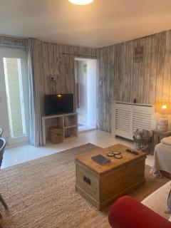 Isle Escape Retreat- Sleeps 4 Garden & Games Room - Cowes - 1
