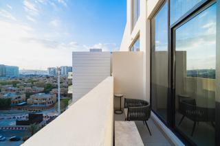 SettlerHomes - Chic Top-Floor Studio Near Metro Link - 1