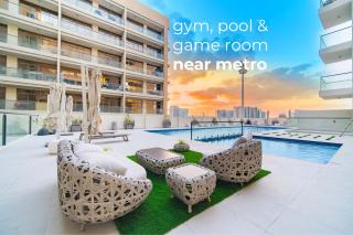 SettlerHomes - Chic Top-Floor Studio Near Metro Link - 0