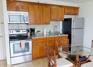 Sky-High Waikiki Escape--Mountain and Golf Course Views, Steps to the Beach and Free Parking (23711) - Honolulu - 4