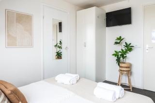 Cozy bed and bathroom at thebeach with wi-fi - 1