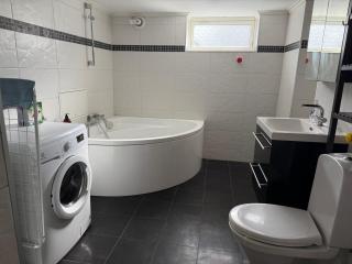 Cozy apartment in ås sentrum One bedroom, one common room, one kitchen and bathroom with tub - Ås - 7