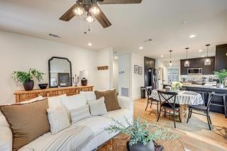 6 Mi to River Walk Chic and Sleek San Antonio Home - San Antonio - 0