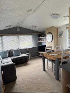 Modern Two Bedroom Lodge on Seven Bays Holiday Park near Padstow - St Merryn - 9