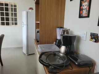 Casa funcional - 02 quartos, 02 camas de casal, 01 cama de solteiro, cozinha gourmet e garagem para carro pequeno - 1