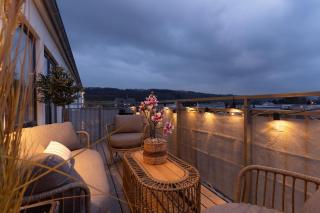 Spacious Home with Workspace and Cozy Balcony - Båstad - 9