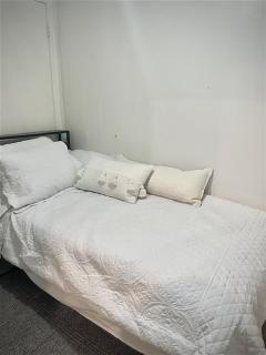 Quiet Two Bedroom in Convenient Location - Boston - 3