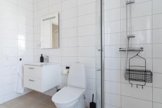 Chocolaty Warmth Home 3BR Flat with Cozy Balcony - Båstad - 7
