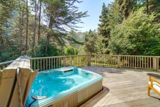 Hot Tub, 1 Mi to Beach 12-Acre Fort Bragg Cabin! - Fort Bragg - 0