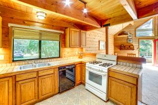Hot Tub, 1 Mi to Beach 12-Acre Fort Bragg Cabin! - Fort Bragg - 2