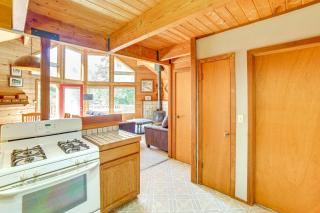 Hot Tub, 1 Mi to Beach 12-Acre Fort Bragg Cabin! - Fort Bragg - 1