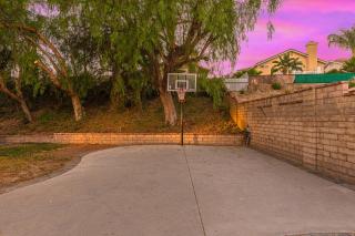 Six Flags Getaway - Peaceful Retreat with Pool - Castaic - 9