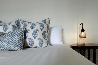 Light-Filled Comfort Near Hospital & City - 1