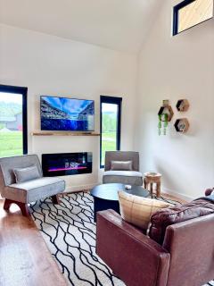 NEW! Hiker's Haven | Hot Tub | Private River | Lux - Stanton - 8