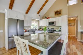 Hot Tub and Balcony Rainbow Retreat Near Wineries! - 4