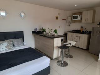 Promo ApartaSuite Por el precio de 3 personas entran 5 El Poblado - Medellín - 2