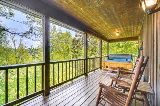 Hot Tub and Deck Woodsy Sevierville Cabin - Sevierville - 0