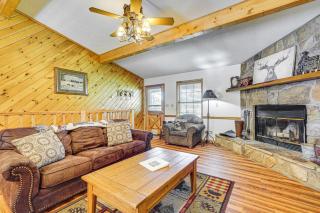Hot Tub and Deck Woodsy Sevierville Cabin - Sevierville - 7