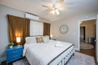Golden Twilight 1 bed Pet-friendly, Large backyard - São Petersburgo - 0
