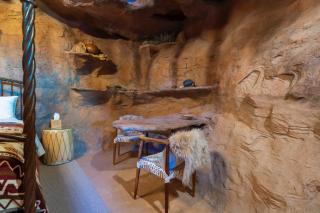 Cave Dwellers- Zions' Only Hand-Sculpted Cave - Cane Beds - 5