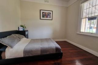 Globe Trotters Homestay - room in shared private residence - Perth - 0